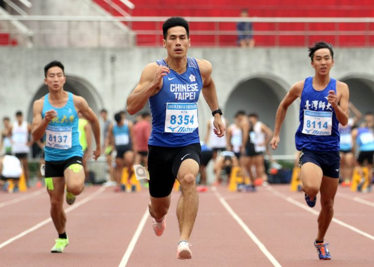 楊俊瀚(中）在新北城市盃全國田徑公開賽公開男子組百公尺預賽以10秒33破大會。林嘉欣／攝影。