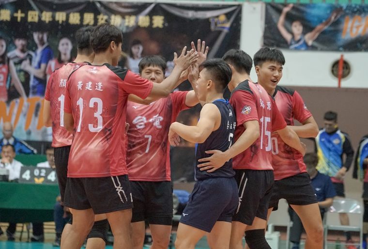 台電男排也以13戰全勝奪下上半季冠軍。中華民國排球協會提供