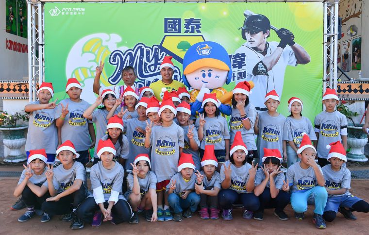 林子偉與民生國小學生共度聖誕節。