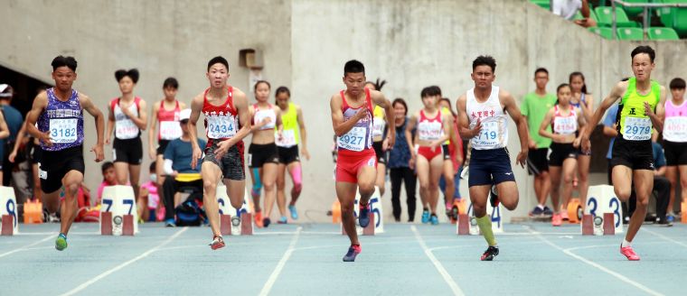 魏浩倫(中)再破國男100公尺大會紀錄並摘金。林嘉欣／攝影。
