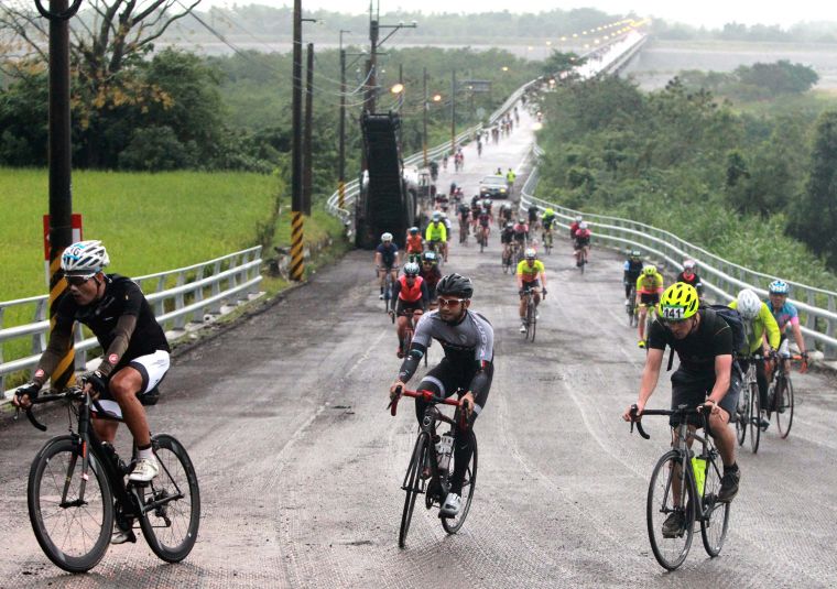 車手在爬坡路段奮力踩騎。中華民國自行車騎士協會／提供。