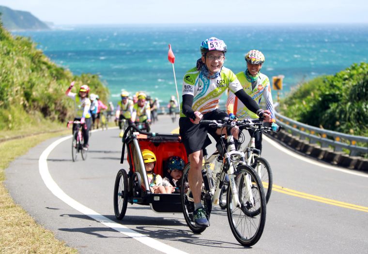 趙文霖用自行車拖車帶著兒子星睿和星崴在極點慢旅活動完成大滿貫。中華民國自行車騎士協會／提供。