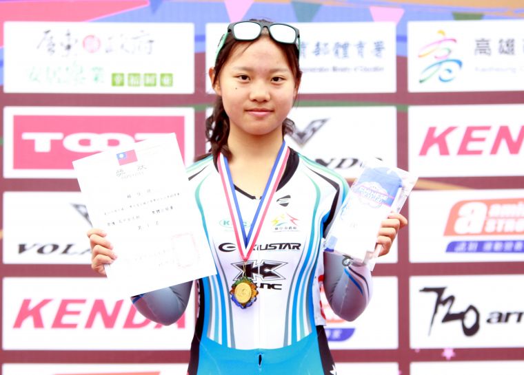 高女6公里集體出發賽冠軍大甲高中賴佳琦。中華民國自由車協會／提供。