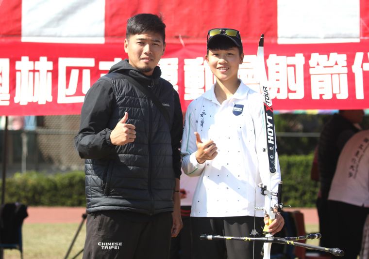 永豐高中施孟君暫居第四，左為教練鍾全威。中華民國射箭協會／提供。