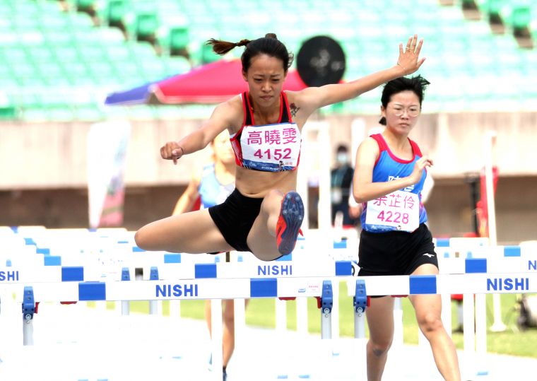 一般女子組100公尺跨欄決賽，中華醫大高曉雯以15.92寫五連霸。林嘉欣／攝影。