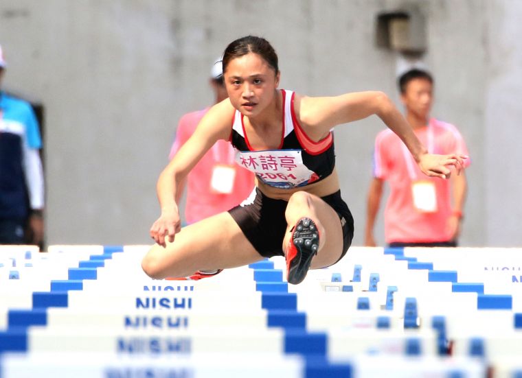 台灣師大林詩亭在全大運公開女子100公尺跨欄決賽，飆出近50年最佳的13秒04。林嘉欣／攝影。
