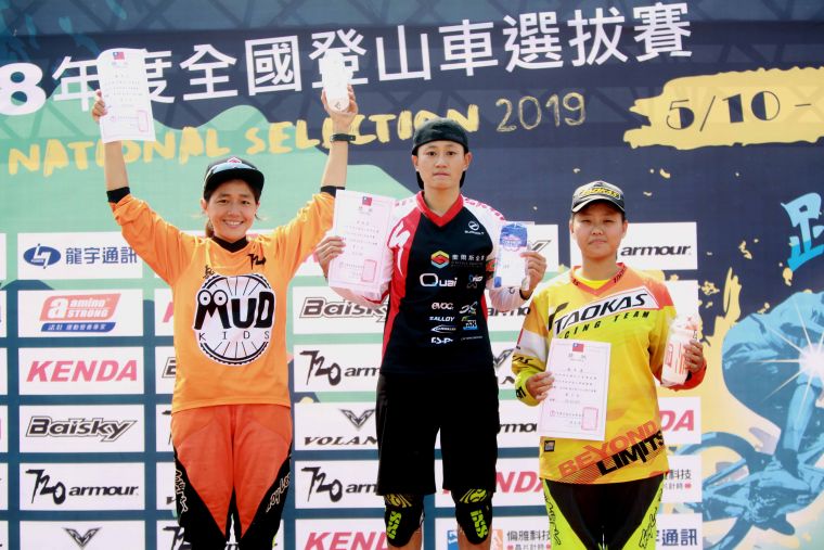 女子組下坡賽前三名。中華民國自由車協會／提供。