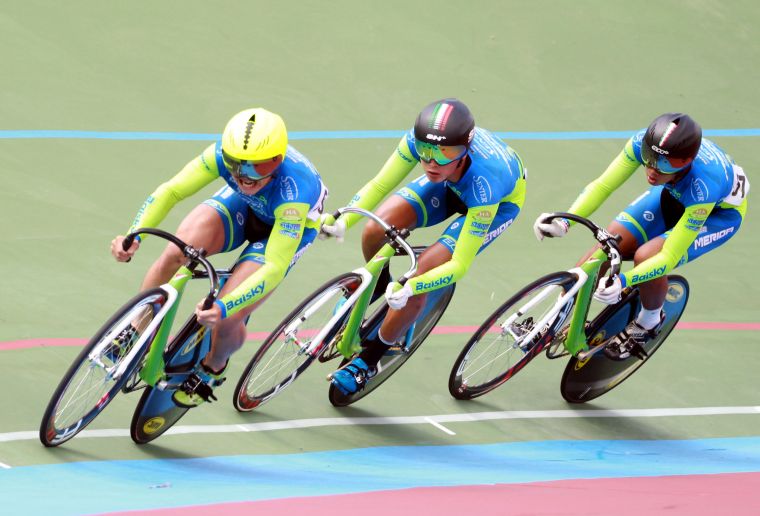 青男團隊競速賽金牌申騰美利達隊。中華民國自由車協會／提供。