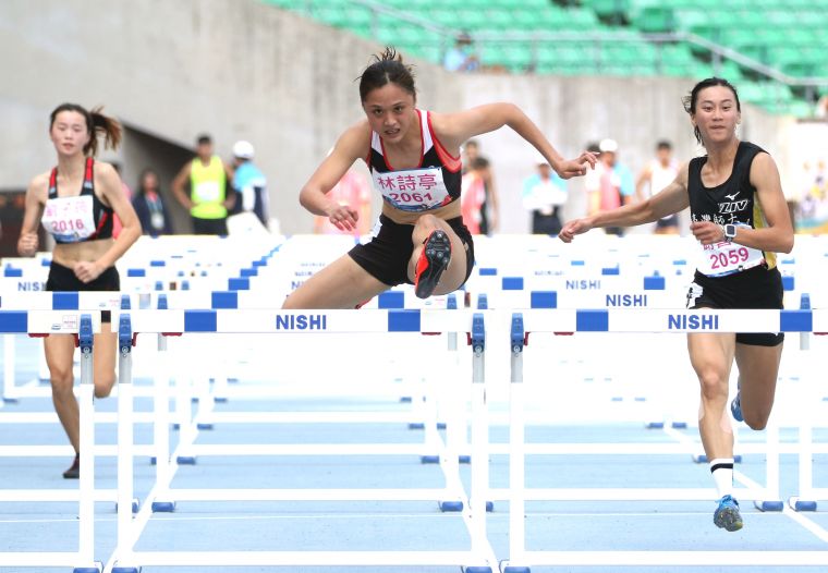 台灣師大林詩亭在全大運公開女子100公尺跨欄決賽，飆出近50年最佳的13秒04。林嘉欣／攝影。