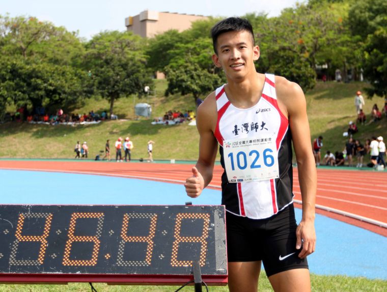 台灣師大楊隆翔在公開男400公尺決賽飆出個人最佳的46.48破大會。林嘉欣／攝影。