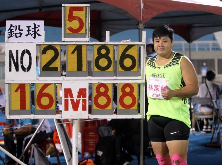 林家瑩以破大會的16公尺88在全運女子鉛球封后，寫下全運田徑史上第一個10連霸。林嘉欣／攝影。