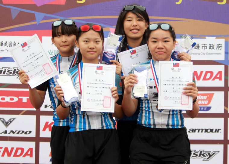 高女三公里團隊追逐賽冠軍大甲高中。中華民國自由車協會／提供。