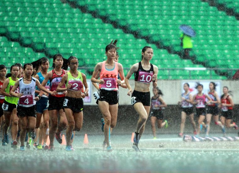 高女10000公尺在雨中競技。林嘉欣／攝影。