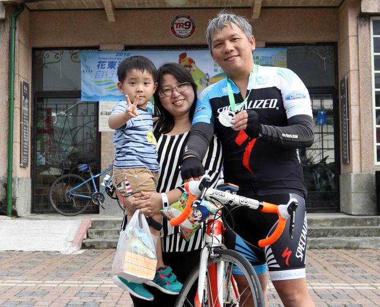 王士豪和太太白珮綾及兒子王宥畯。中華民國自行車騎士協會／提供。