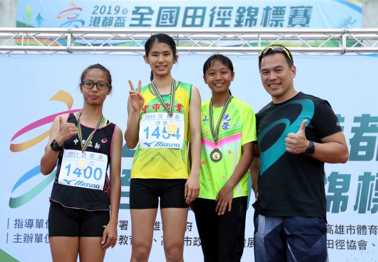 許樂(左二)奪港都盃國女一百公尺冠軍。林嘉欣／攝影。