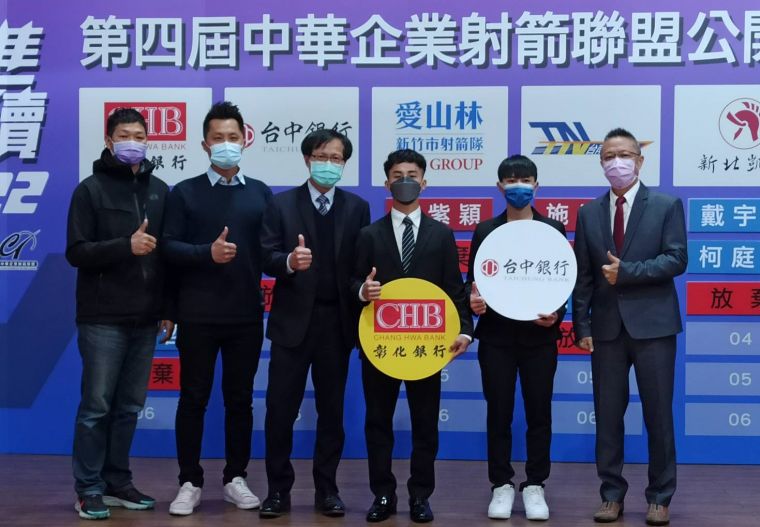 國體大吳昱明(右3)成今年射箭聯賽選秀狀元。詹健全攝