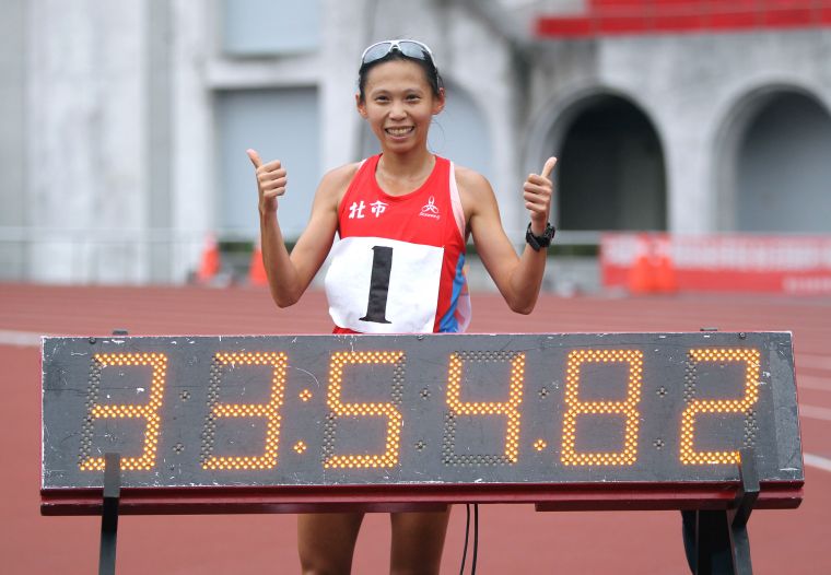 曹純玉在109年全國田徑錦標賽女子1萬公尺決賽，以33分54秒81破高懸11年全國紀錄。林嘉欣／攝影。