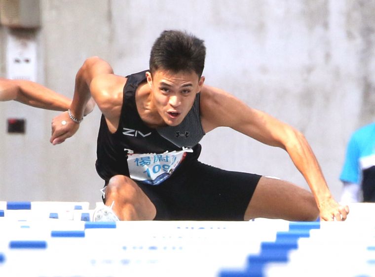 阿美族「獵豹」楊尉廷繼2017年後再奪全大運公開男110公尺跨欄金牌。林嘉欣／攝影。