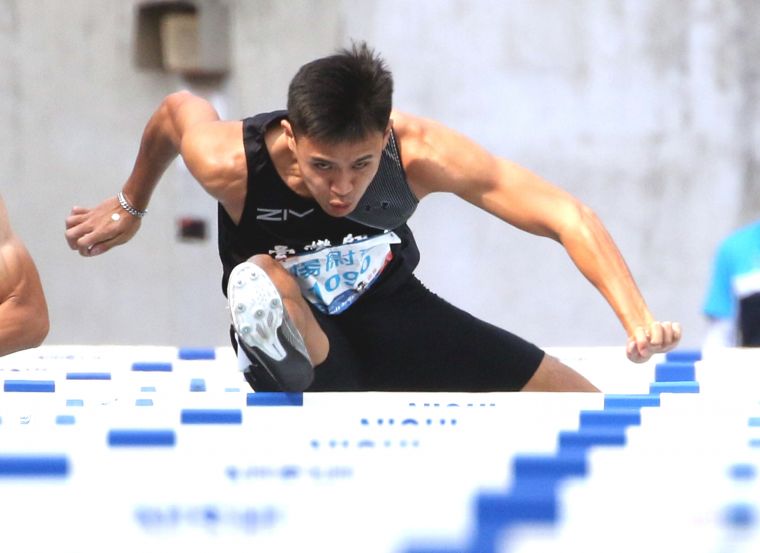 台灣師大楊尉廷繼2017年後再奪全大運公開男110公尺跨欄金牌。林嘉欣／攝影。