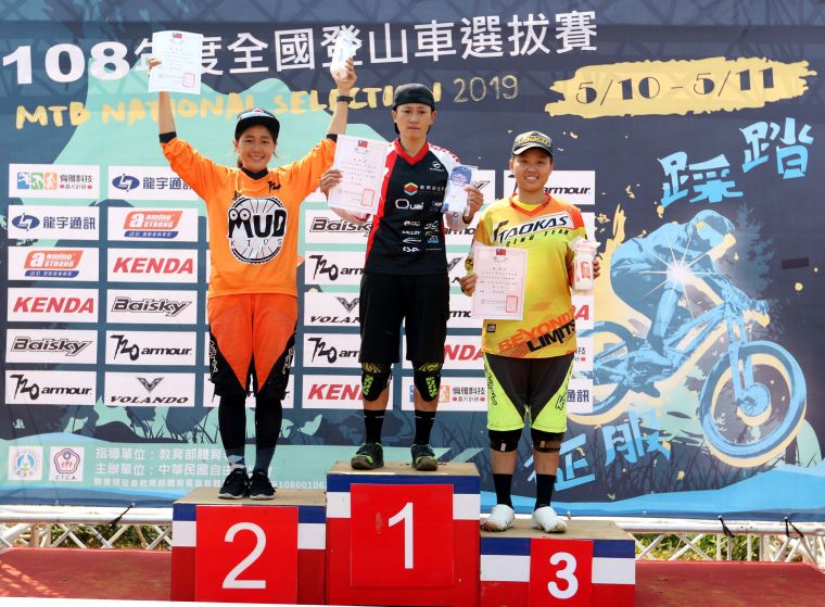 道卡斯隊潘菁霞(右)著「膠帶鞋」比賽拿到下坡賽第三名。中華民國自由車協會／提供。
