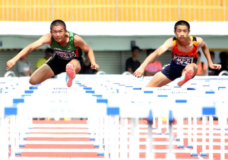 國男組110公尺跨欄金牌楊文杰(左)和銀牌林翊凱雙破大會。林嘉欣／攝影。
