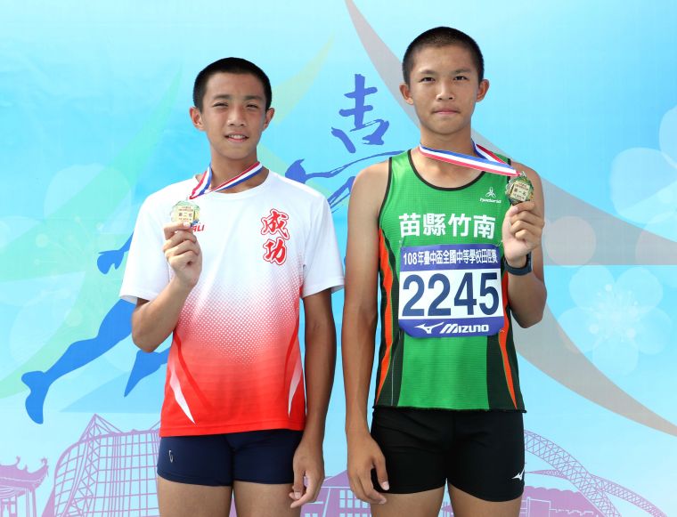 國男組110公尺跨欄金牌楊文杰(右)和銀牌林翊凱破大會。林嘉欣／攝影。