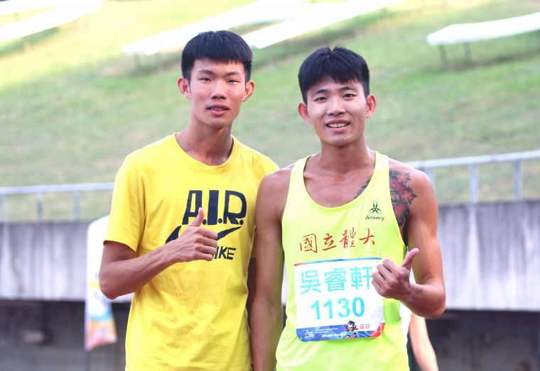 吳睿恩（左）和吳睿軒是近45年首對在同一屆全大運田徑賽奪金的兄弟檔。林嘉欣／攝影。