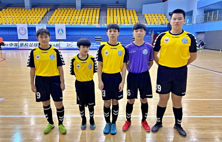 重慶國中足球隊相當重視課業。（蔡明哲提供）
