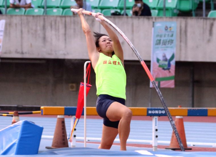國立體大沈怡如在全大運公開女子撐竿跳高決賽，以4公尺06破大會寫三連霸。林嘉欣／攝影。