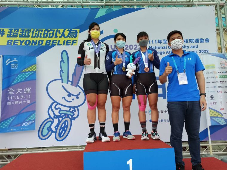 台灣體大李靖云(左2)拿下公開女生爭先賽金牌。詹健全攝