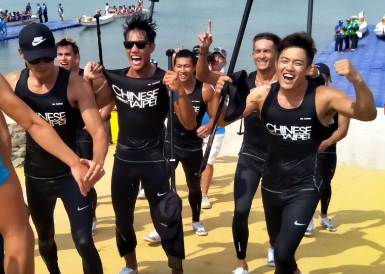 中華男子龍舟隊1000公尺再奪金，全隊嗨翻。中華奧會／提供。