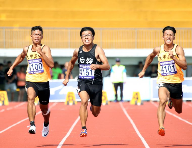 高男組100公尺金牌王彥和（左）。林嘉欣／攝影。