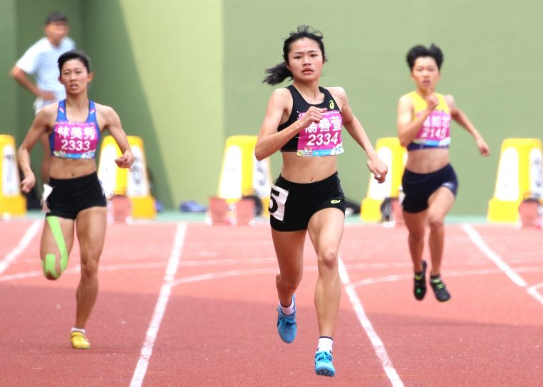 麥寮高中楊睿萱以54.33奪金，打破懸29年的全中運高女400公尺大會紀錄。林嘉欣／攝影。