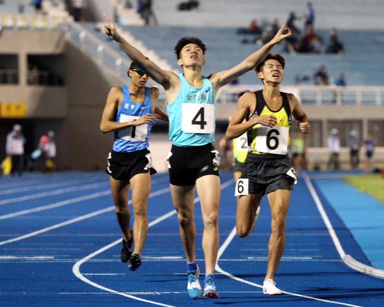 勇奪全運男子1500公尺金牌，陳彥維超開心。林嘉欣／攝影。