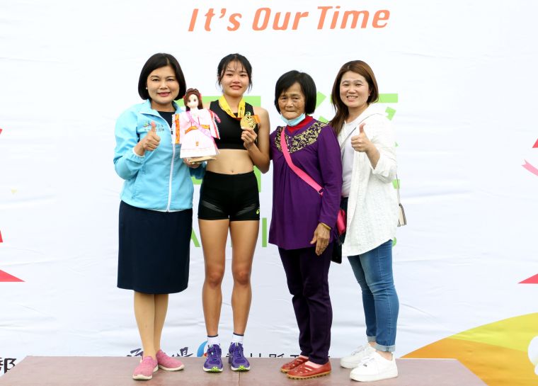 麥寮高中楊睿萱以54.33奪金，打破懸29年的全中運高女400公尺大會紀錄後，和家人及雲林縣長張麗善合影。林嘉欣／攝影。