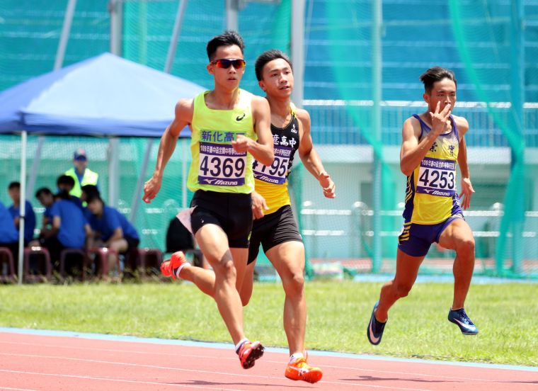 新化高工吳沛家（左）在高男100公尺準決賽飆出10秒97。林嘉欣／攝影