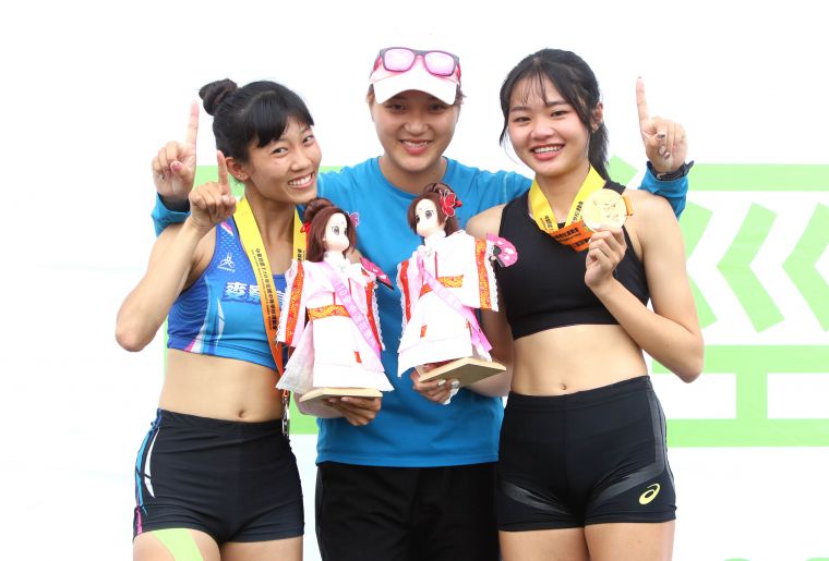 麥寮高中楊睿萱（右）以54.33奪金，打破懸29年的全中運高女400公尺大會紀錄。林嘉欣／攝影。