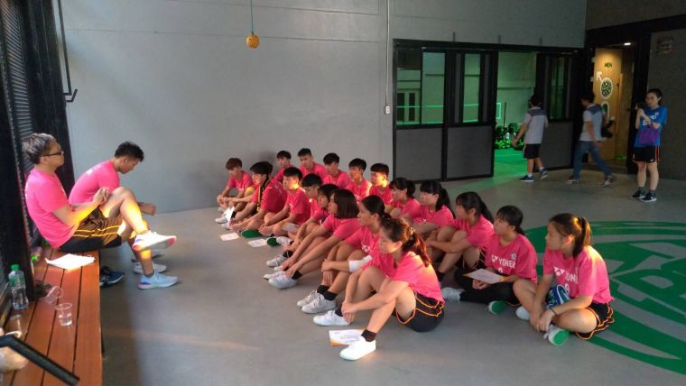 中華亞青少藤球代表隊賽後教練、球員一同檢討缺失／中華民國藤球協會提供