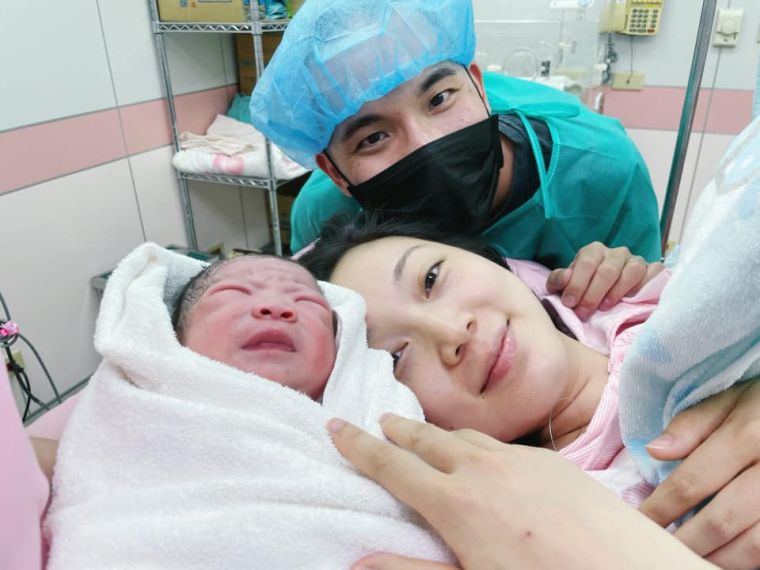 北市大教練許志傑開心與剛生下兒子和老婆合照。摘自許志傑臉書