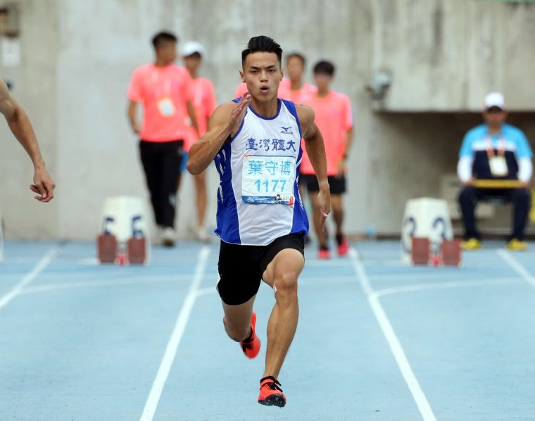 台灣體大葉守博勇奪公開男100公尺金牌。林嘉欣／攝影。