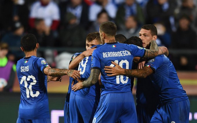 義大利客場以2-1戰勝芬蘭，6連勝在J組排名第一。（法新社）