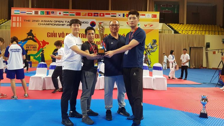 中華隊還獲得最佳男子教練獎。中華民國跆拳道協會提供