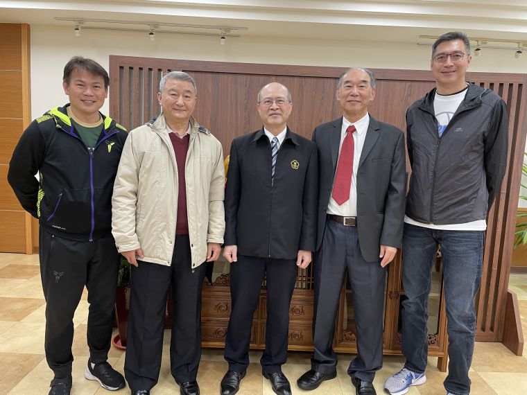 佛光大學校長何卓飛（中）及體育室主任周俊三（左）歡迎台灣籃球名人堂協會的馮同瑜（左二）、王信良（右二）及講師邱宗志。籃球名人堂提供