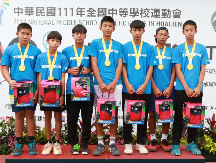 南科高中贏得111全中運國男團體金牌。四維體育推廣教育基金會 提供