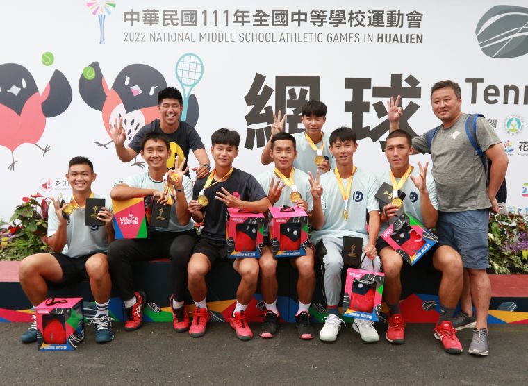陳俊維(右一)率領的新莊高中創下高男團體三連霸。四維體育推廣教育基金會 提供