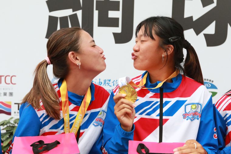 正興萬奕彣(左)、李予薰(右)手握國女團體金牌，露出俏皮表情。 四維體育推廣教育基金會 提供