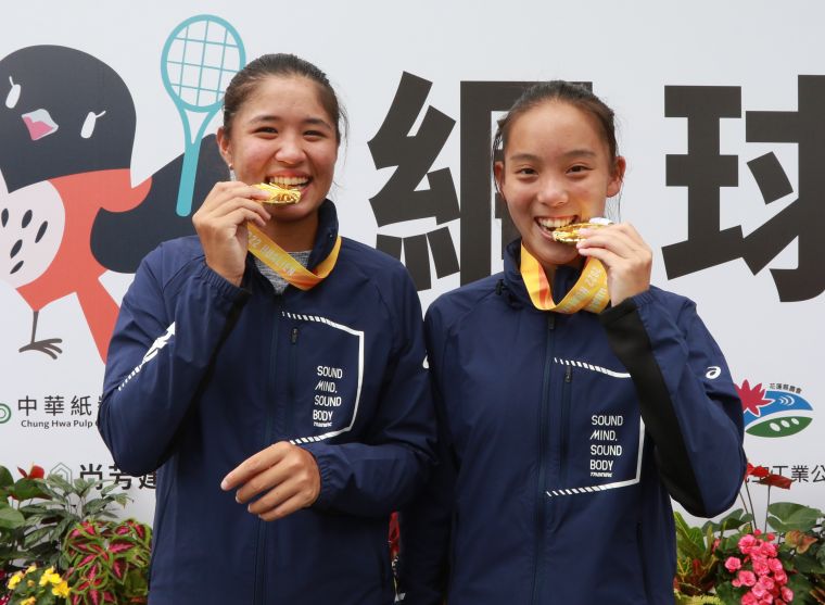 南港高工林立心(左)、鄭潔栭(左)贏得高女雙金牌。四維體育推廣教育基金會 提供