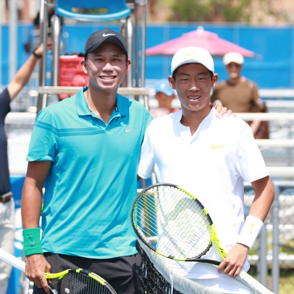 台灣網球新舊世代對決，曾俊欣(右)三盤激戰後險勝。四維基金會提供