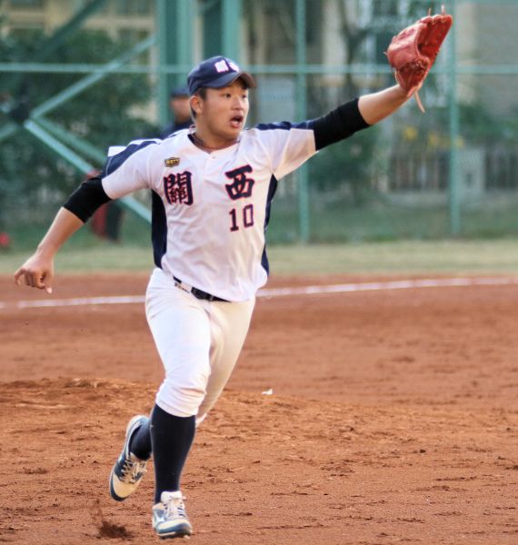 新竹關西投手范振宸為球隊守住最後勝利，展開雙手慶賀。大會提供