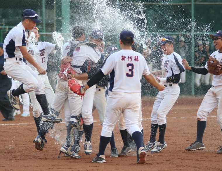 新竹關西在冠軍戰以九比六逆轉擊敗地主高市忠孝，球員歡喜相擁與灑水慶祝。大會提供